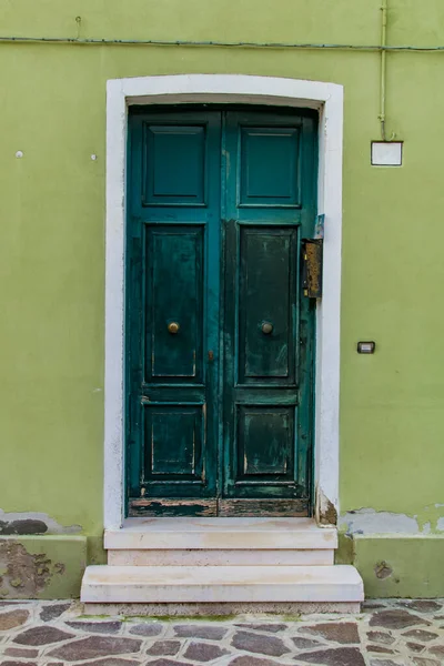 Вид Старую Традиционную Дверь Красочное Здание Острове Бурано Италия — стоковое фото