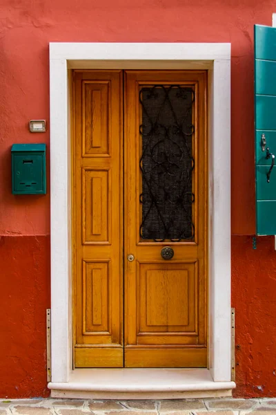 มมองท ประต แบบด งเด มเก าบนอาคารท เกาะ Burano ตาล — ภาพถ่ายสต็อก