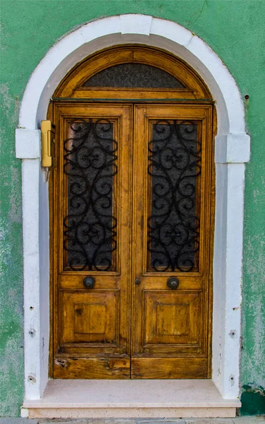 Pohled Staré Tradiční Dveře Barevné Budově Ostrově Burano Itálie — Stock fotografie