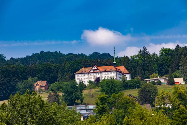 スイスのルツェルン湖にある聖アンナ修道院の湖の景色 — ストック写真