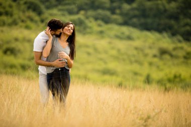 Bahar doğasında birbirine aşık güzel bir çift.