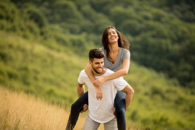 Bahar doğasında birbirine aşık güzel bir çift.