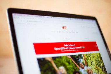 Bilgisayar ekranında H & M web sitesi. H & M, 1947 yılında kurulan İsveçli çok uluslu perakende giyim şirketidir..
