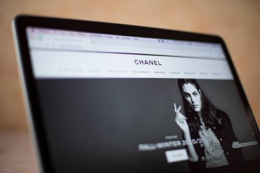 Bilgisayar ekranında Chanel web sitesi. Chanel, 1909 'da Paris' te kurulan Fransız moda şirketi..