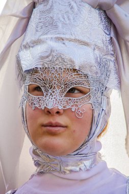 Venedik, İtalya - 10 Şubat 2013 Venedik karnaval maskeli kimliği belirsiz bir kadın, Venedik, İtalya. 26 Ocak - 12 Şubat 2013 tarihleri arasında düzenlenmektedir..