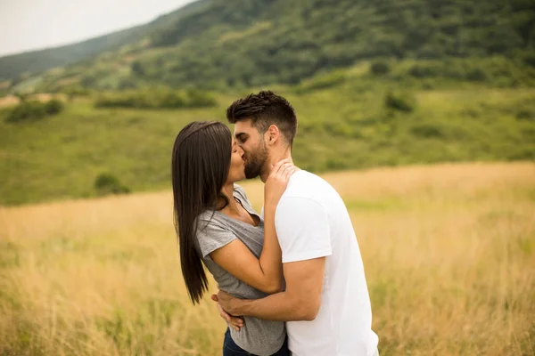 Muito Jovem Casal Apaixonado Fora Natureza Primavera — Fotografia de Stock