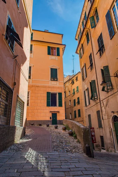 意大利热那亚历史中心狭窄的街道上的风景 — 图库照片