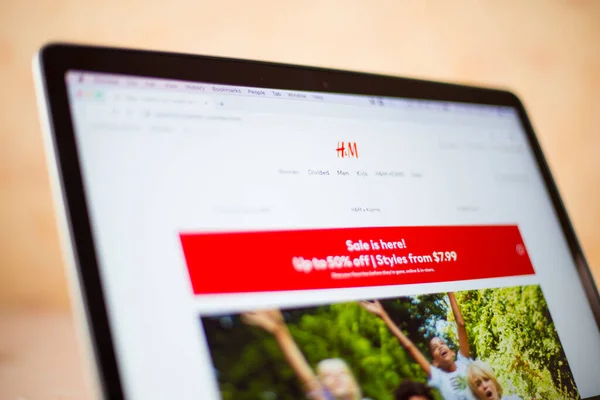 コンピュータ画面上のH Mのウェブサイト 1947年に設立されたスウェーデンの多国籍小売業である — ストック写真
