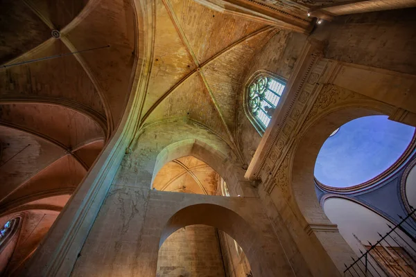 Aix Provence フランス エイプリル社2019 フランスのパリ大聖堂の内部 Aix Provence 1世紀のローマ フォーラムの跡地に建てられたローマ カトリック教会です — ストック写真