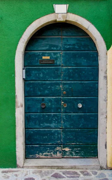 Veduta Della Vecchia Porta Tradizionale Edificio Colorato Sull Isola Burano — Foto Stock