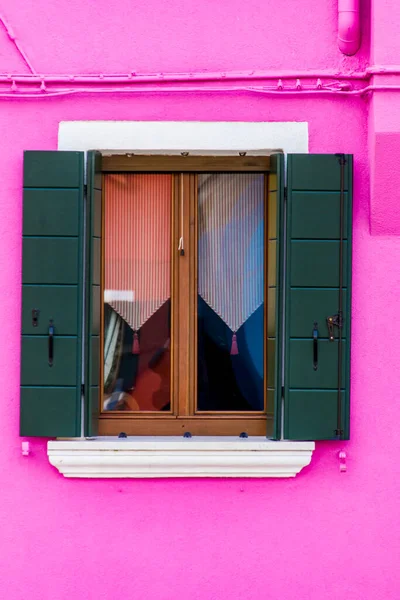 Gammelt Traditionelt Vindue Den Farverige Facade Bygningen Burano Italien - Stock-foto