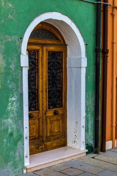 Pohled Staré Tradiční Dveře Barevné Budově Ostrově Burano Itálie — Stock fotografie