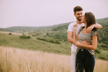 Bahar doğasında birbirine aşık güzel bir çift.