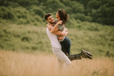 Bahar doğasında birbirine aşık güzel bir çift.