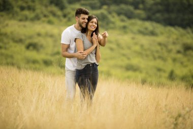 Bahar doğasında birbirine aşık güzel bir çift.