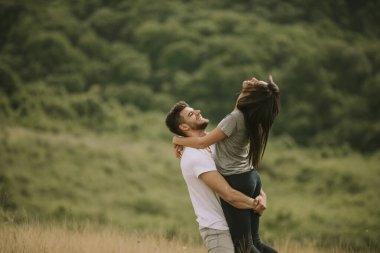 Bahar doğasında birbirine aşık güzel bir çift.