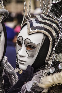 Venedik, İtalya - 10 Şubat 2013 Venedik karnaval maskeli kimliği belirsiz kişi Venedik, İtalya. 26 Ocak - 12 Şubat 2013 tarihleri arasında düzenlenmektedir..