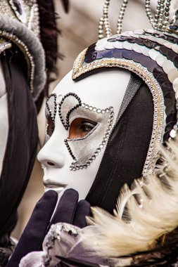 Venedik, İtalya - 10 Şubat 2013 Venedik karnaval maskeli kimliği belirsiz bir adam Venedik, İtalya. 26 Ocak - 12 Şubat 2013 tarihleri arasında düzenlenmektedir..