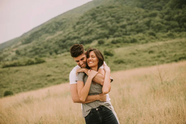 Muito Jovem Casal Apaixonado Fora Natureza Primavera — Fotografia de Stock