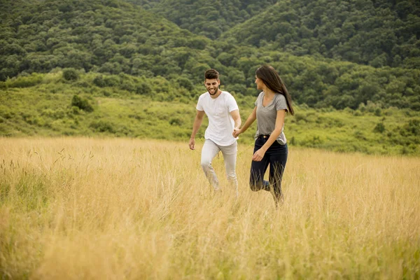 Feliz Jovem Casal Apaixonado Andando Através Campo Grama Dia Verão — Fotografia de Stock