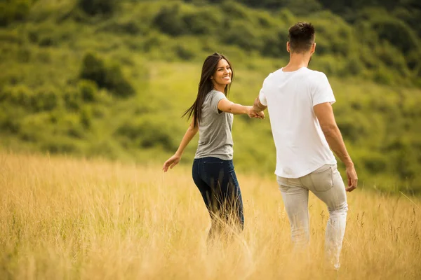 Feliz Jovem Casal Apaixonado Andando Através Campo Grama Dia Verão — Fotografia de Stock