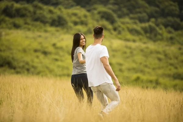 Feliz Joven Pareja Enamorada Caminando Por Campo Hierba Día Verano —  Fotos de Stock