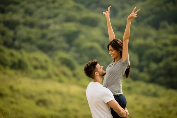 Jolie Jeune Couple Amoureux Dehors Dans Nature Printanière — Photo