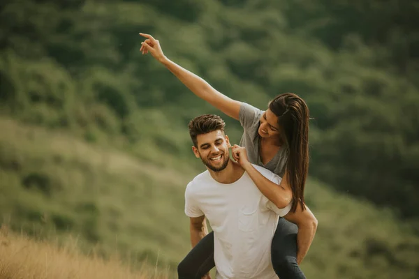 Pretty Young Couple Love Spring Nature — Stock Photo, Image