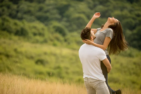 Bastante Joven Pareja Enamorada Fuera Naturaleza Primavera —  Fotos de Stock