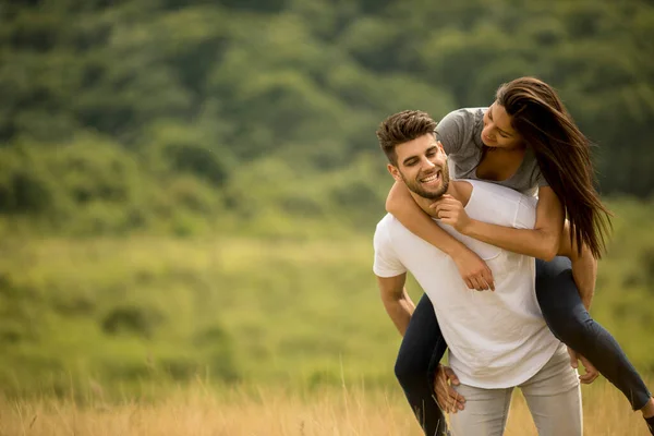 Bastante Joven Pareja Enamorada Fuera Naturaleza Primavera —  Fotos de Stock