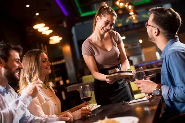 Mulher Garçom Bonita Servindo Grupo Amigos Com Comida Restaura — Fotografia de Stock