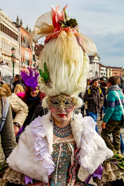 Вениция Италия Февраля 2013 Года Неопознанная Женщина Венецианской Карнавальной Маске — стоковое фото