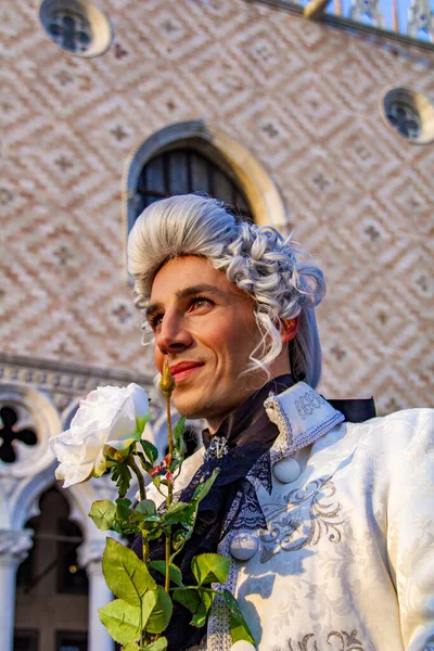 Venice Itálie February 2013 Neidentifikovaný Muž Benátskou Karnevalovou Maskou Italských — Stock fotografie