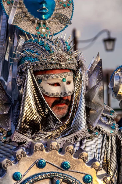 Venice Olaszország 2013 Február Ismeretlen Férfi Velencei Karneváli Maszkkal Velencében — Stock Fotó