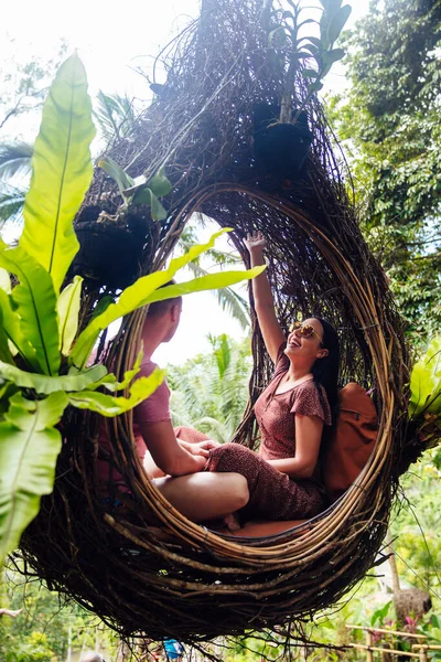 Tourist Couple Sitting Large Bird Nest Tree Bali Island Indonesia — Stock Photo, Image