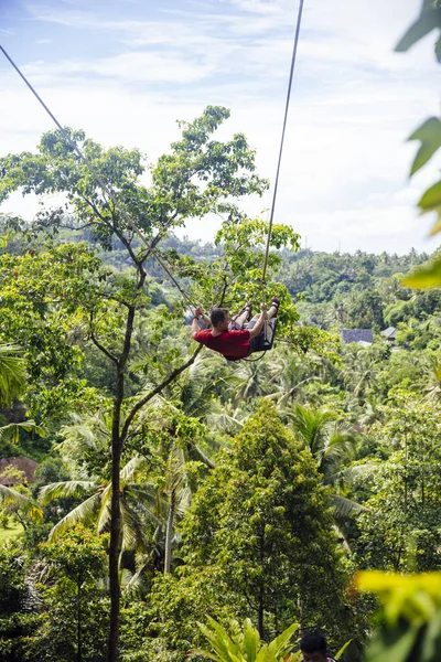 Jovem Turista Balançando Penhasco Floresta Tropical Uma Ilha Tropical Bali — Fotografia de Stock