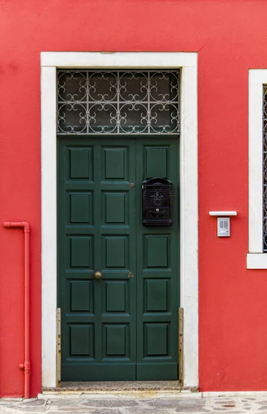 イタリア ブラノ島のカラフルな建物の古い伝統的なドアで見る — ストック写真