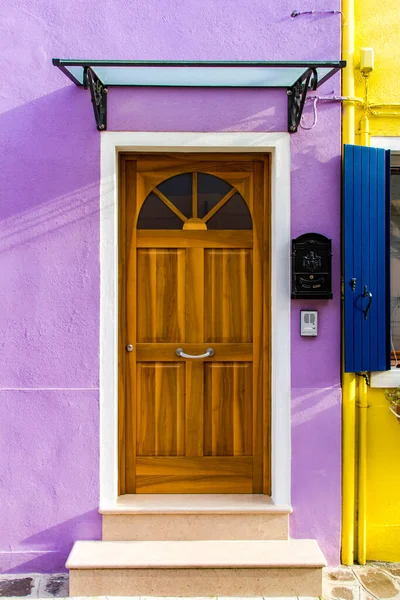 Talya Nın Burano Adasındaki Renkli Binaların Eski Geleneksel Kapılarına Bakın — Stok fotoğraf