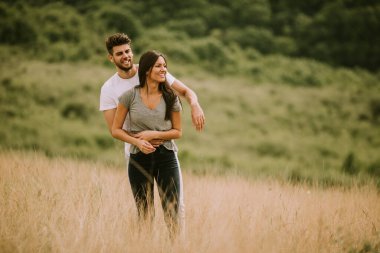 Bahar doğasında birbirine aşık güzel bir çift.