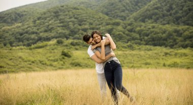 Bahar doğasında birbirine aşık güzel bir çift.