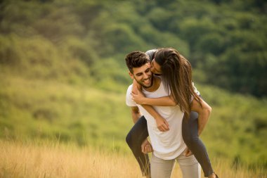 Bahar doğasında birbirine aşık güzel bir çift.