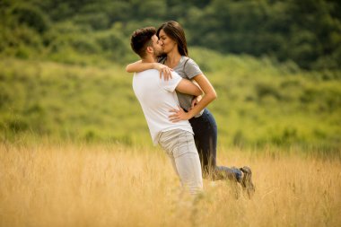 Bahar doğasında birbirine aşık güzel bir çift.