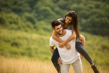 Bahar doğasında birbirine aşık güzel bir çift.