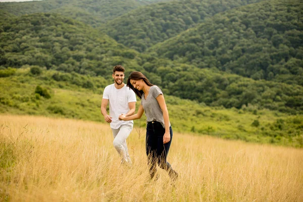 Lyckligt Ungt Par Kär Genom Gräsplan Sommardag — Stockfoto