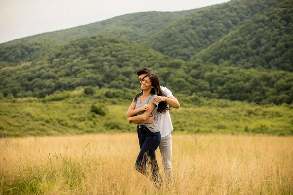 Jolie Jeune Couple Amoureux Dehors Dans Nature Printanière — Photo