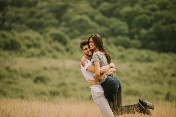 Muito Jovem Casal Apaixonado Fora Natureza Primavera — Fotografia de Stock