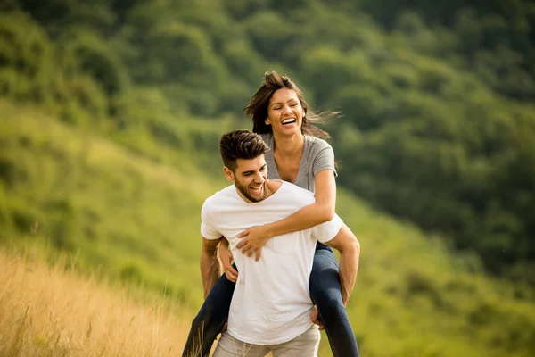 Hübsches Junges Verliebtes Paar Draußen Der Frühlingsnatur — Stockfoto