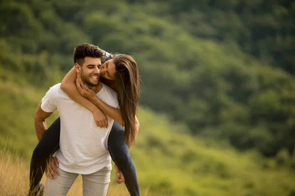 Jolie Jeune Couple Amoureux Dehors Dans Nature Printanière — Photo