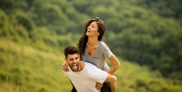 Muito Jovem Casal Apaixonado Fora Natureza Primavera — Fotografia de Stock