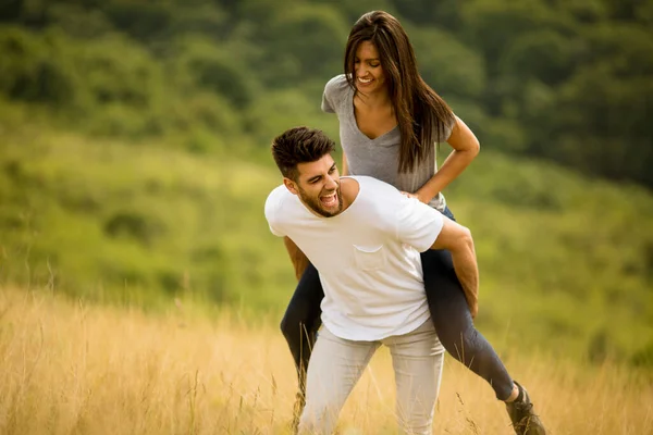 Mooi Jong Paar Verliefd Buiten Lente Natuur — Stockfoto